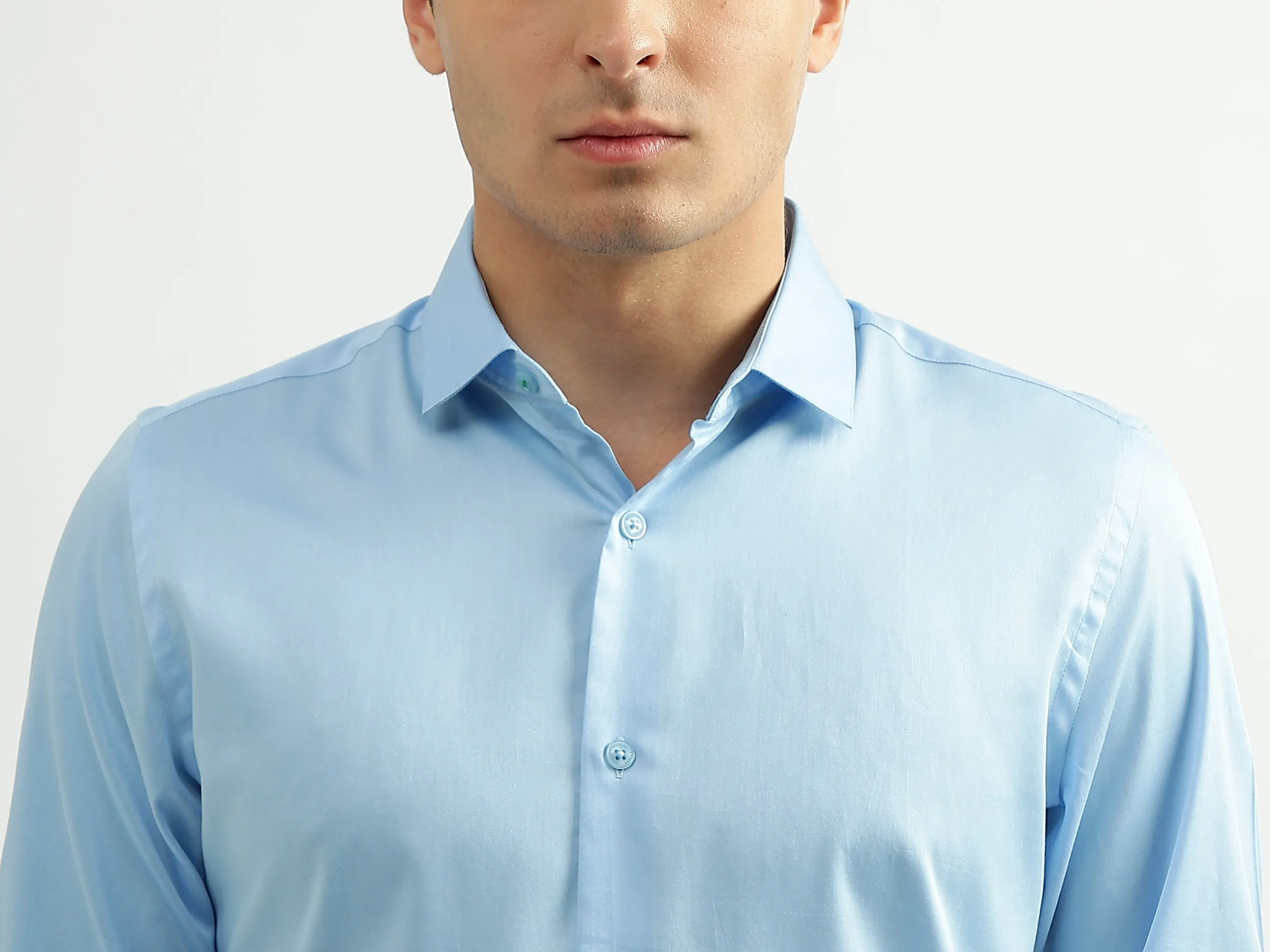 Men Solid Cutaway Collar Shirt
