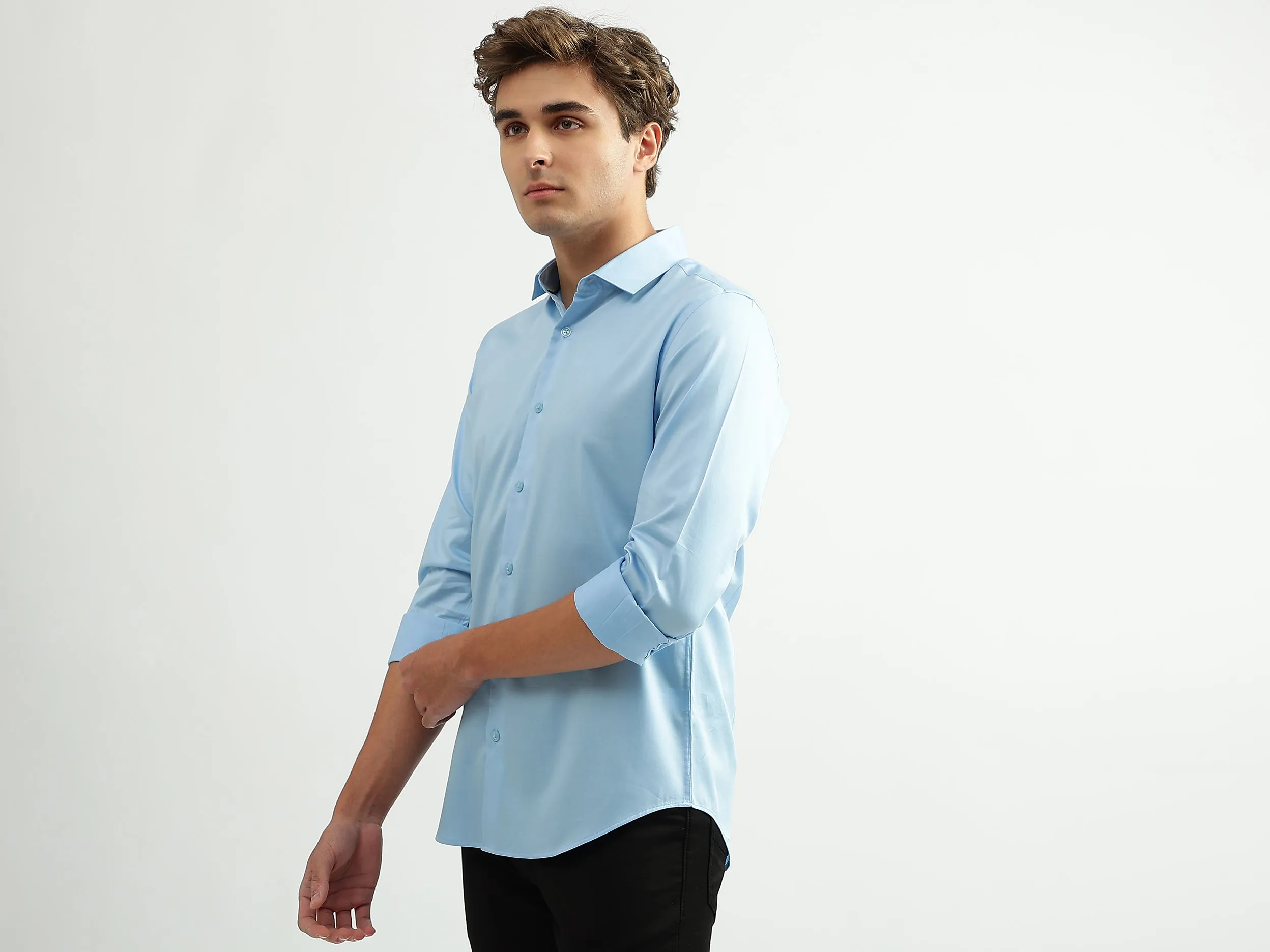 Men Solid Cutaway Collar Shirt