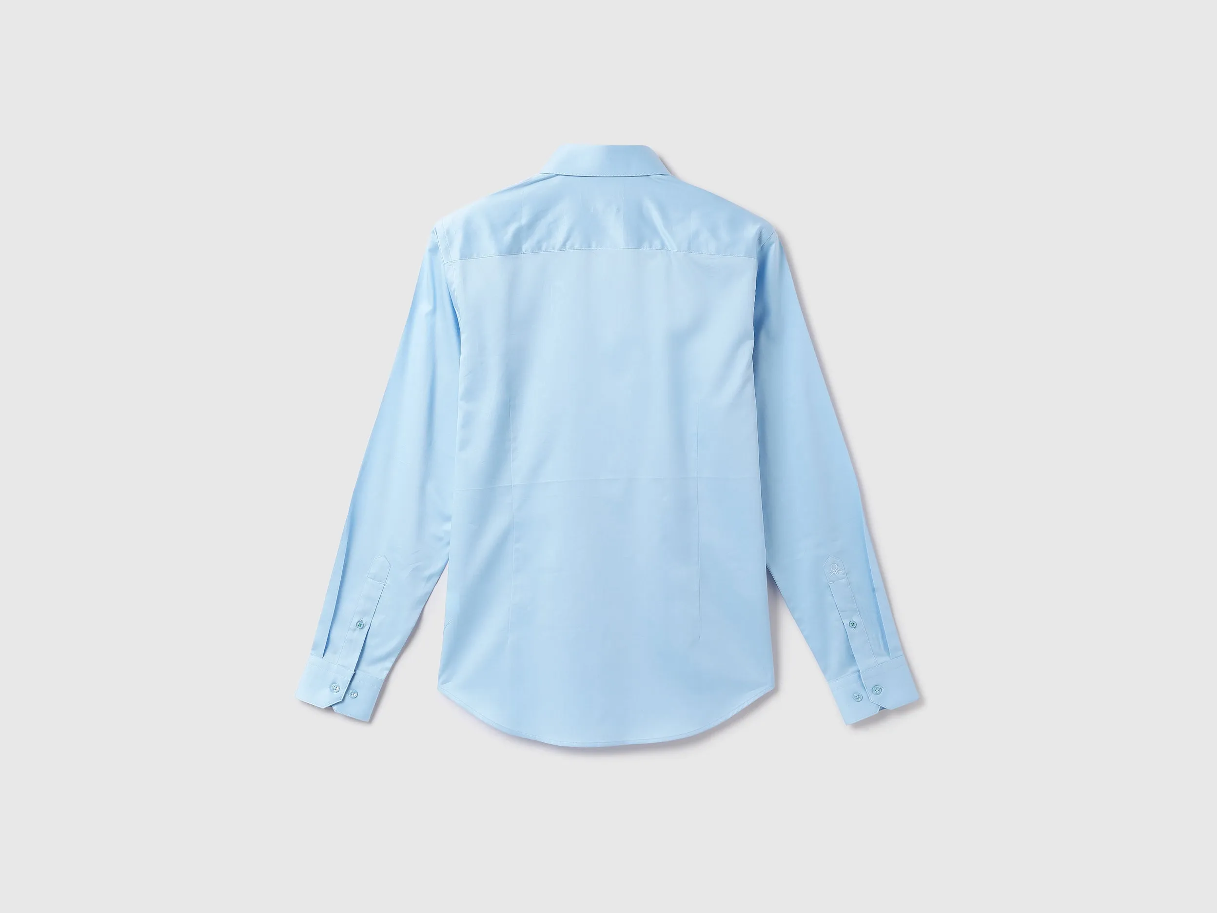 Men Solid Cutaway Collar Shirt
