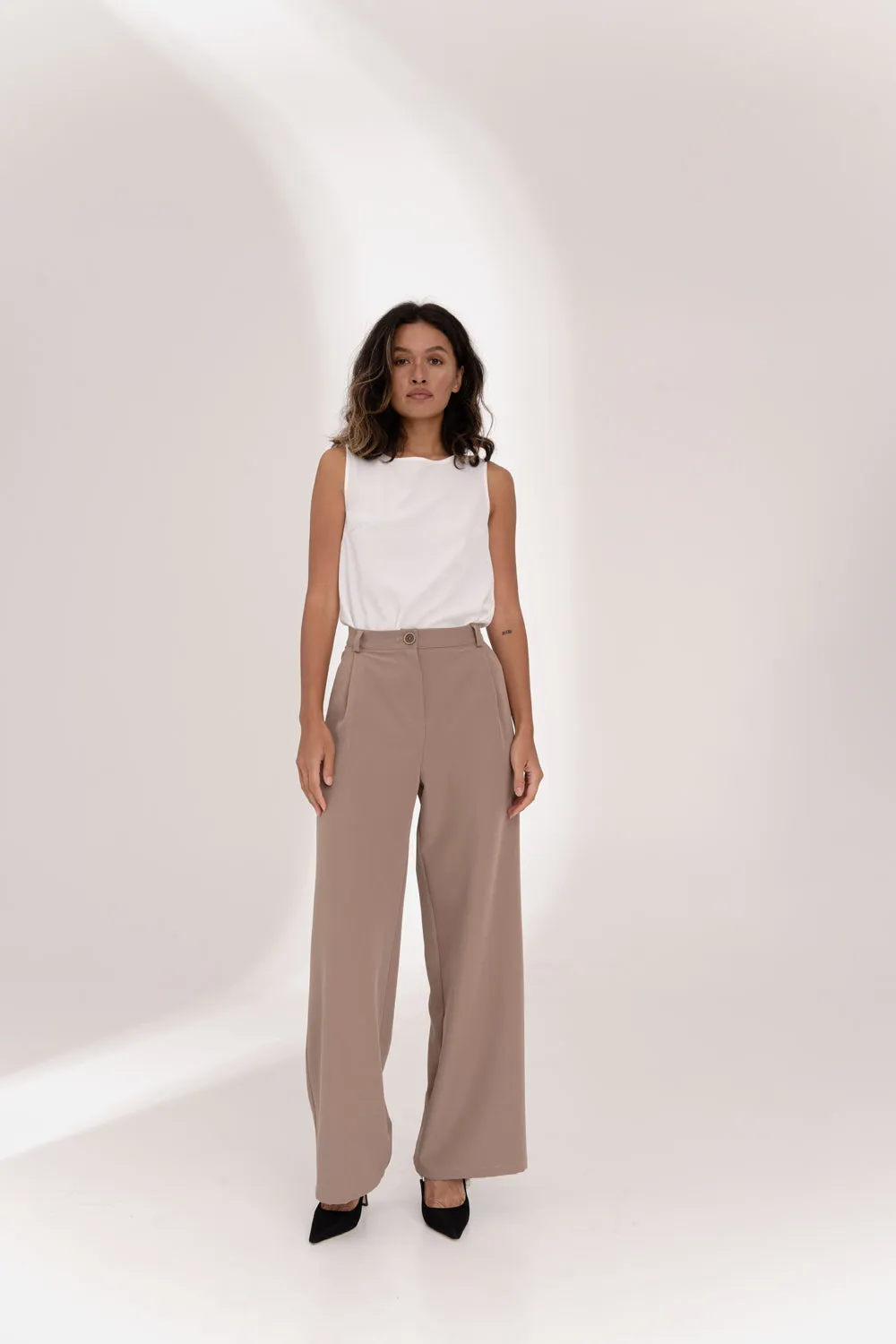 Wide-leg trousers with side pockets in Mocha color